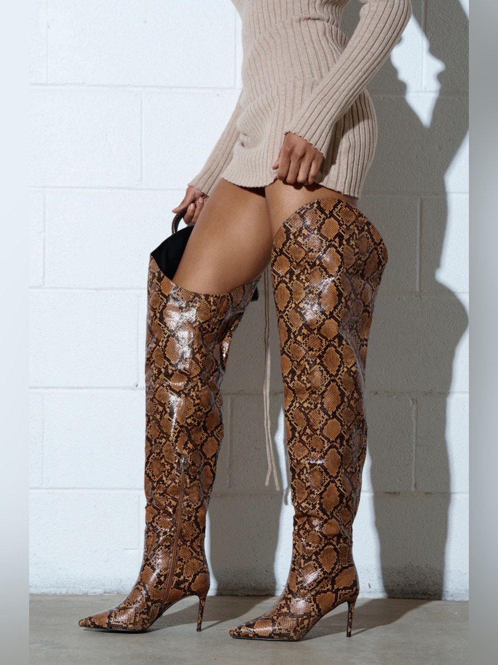 NWOT Azalea Wang  Woman AKIRA TARRANT SNAKE WESTERN TOPLINE HIGH BOOTS Size 6.5
